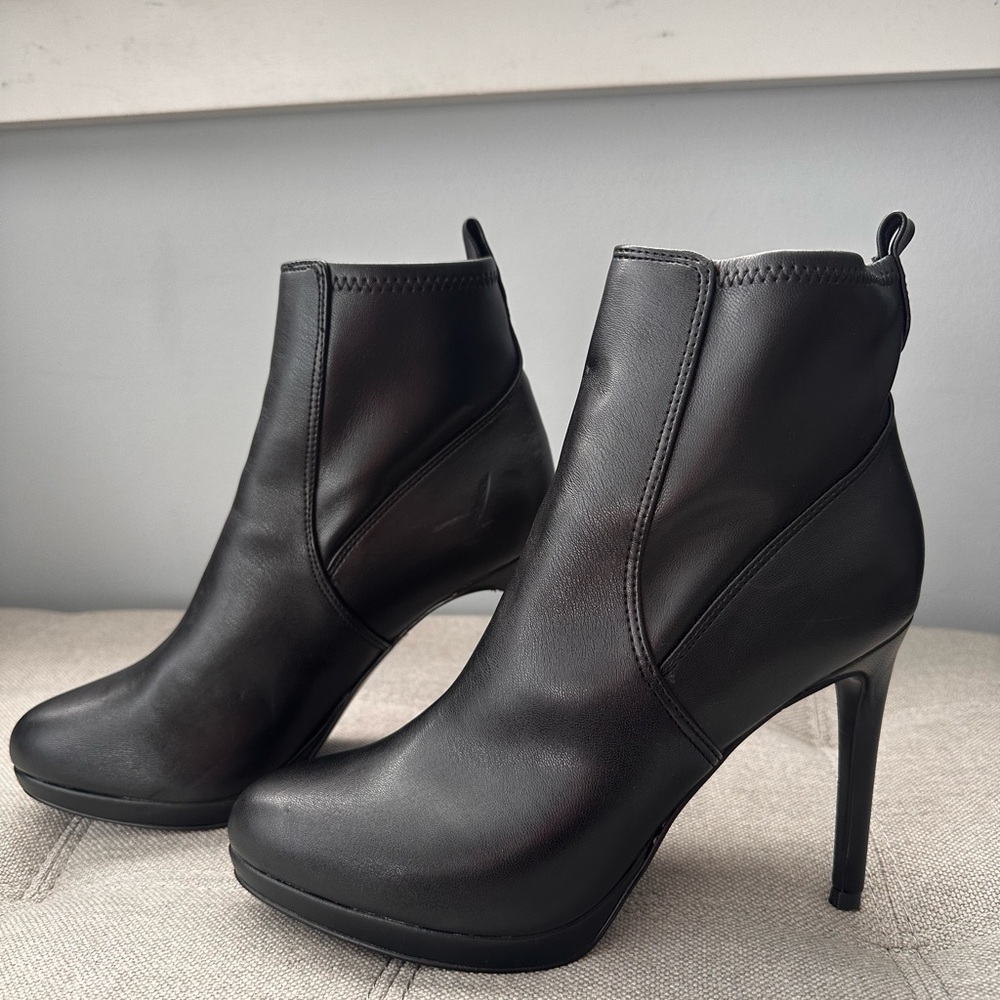 LIKE NEW Nine West Genuine Leather High Heel Booties | Size 8
